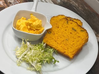 Čedarová pomazánka s dýní a česnekem, domácí dýňový chléb