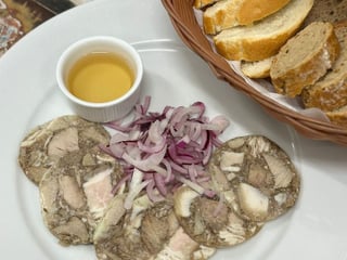 Tenké plátky naší domácí masové tlačenky s octem a cibulkou