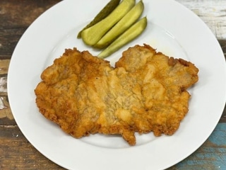 Vídeňský telecí řízek v trojobalu, sterilovaná okurka