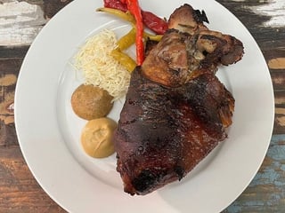 Pečené vepřové koleno, čerstvý křen, variace hořčic, beraní rohy, čerstvé pečivo