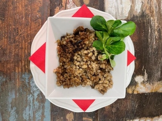 Houbový kuba s listovým salátkem