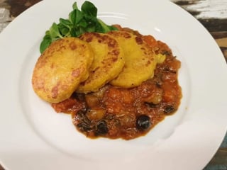 Bramborové placky s dýňovou caponatou, bylinkový dip, listový salátek