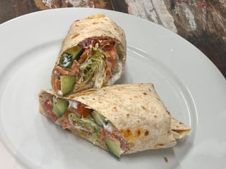 Wrap s pečenou dýní a uzeným lososem, baby špenát, čerstvá zelenina, koprový dip