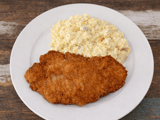 Smažený vepřový řízek s bramborovým salátem