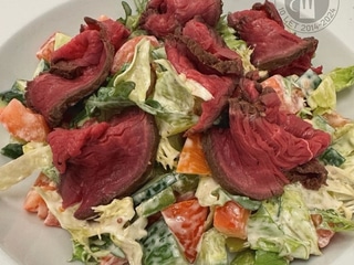 Hovězí roastbeef na listovém salátu se zeleninou, medovo - hořčičný dresink, bagetka