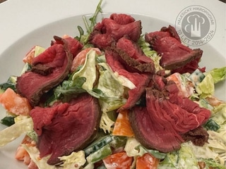 Hovězí roastbeef na listovém salátu se zeleninou, medovo - hořčičný dresink, bagetka