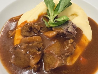 Vepřová líčka na černém pivu s kořenovou zeleninou, bramborová kaše