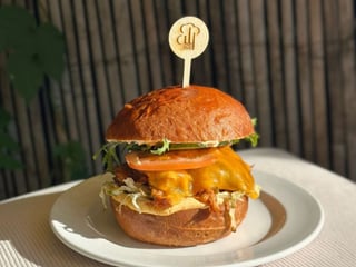 Burger s trhaným vepřovým masem, čedar, čerstvá zelenina, chilli majonéza