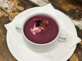 Krémová polévka z červeného zelí se slaninou a zakysanou smetanou