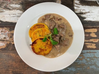 Smetanové dančí ragú s brusinkami, bramborové placky