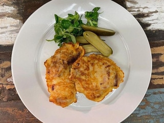 Krůtí řízek v pivním těstíčku, bramborová kaše, okurkový salátek