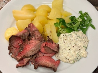 Hovězí roastbeef s vařenými bramborami a domácí tatarskou omáčkou