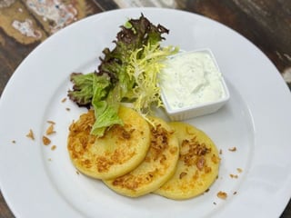 Domácí bramborové placky na slano se zakysanou smetanou, česnekem, bylinkami a smaženou cibulkou