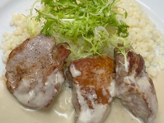 Medailonky z vepřové panenky se sýrovou omáčkou, tarhoňa