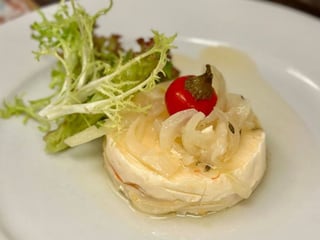 Nakládaný hermelín s cibulkou a feferonkami