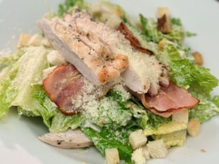 Caesar salát s grilovaným kuřecím masem, slaninovými chipsy a parmazánem