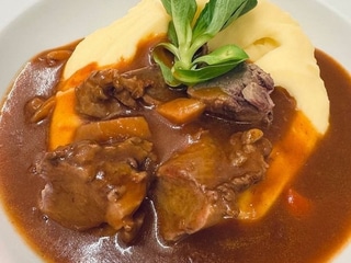 Vepřová líčka na pivu s kořenovou zeleninou, bramborová kaše