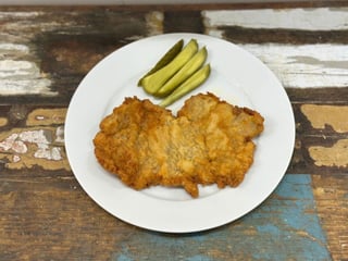 Vídeňský telecí řízek v trojobalu, sterilovaná okurka