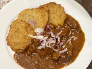 Pivovarský hovězí guláš s domácími bramboráčky