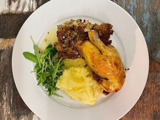 1/2 pečeného baby kuřátka s velikonoční nádivkou, bramborová kaše