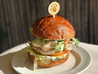 Burger s kuřecím prsíčkem s mozzarellou, čerstvými rajčaty a bazalkovým pestem