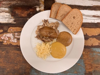 Novoroční vepřový ovar s čerstvým křenem a variací hořčic, čerstvé pečivo