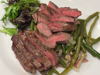 Filírovaný hovězí Ball Tip steak na zelených fazolkách se slaninou