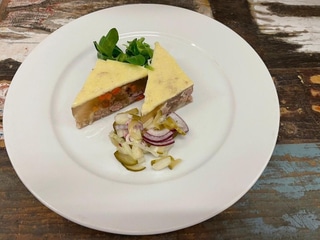 Vánoční masový sulc s cibulkou, čerstvé pečivo