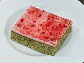 Kopřivový koláč s citrónovou polevou