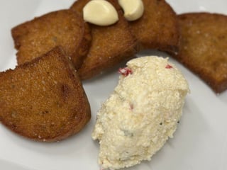 Tvarůžkový tatarák z olomouckých tvarůžků se zakysanou smetanou, chilli papričkou a petrželkou, 5 topinek