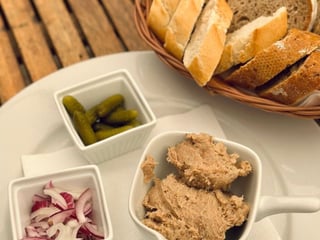 Pomazánka z pečeného vepřového masa na cibuli a česneku s cibulkou a okurkami cornichon