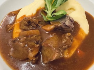 Vepřová líčka na kořenové zelenině a černém pivu s bramborovou kaší