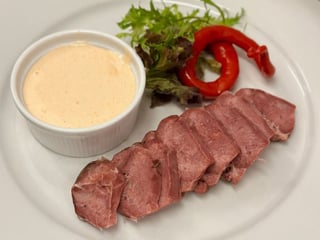 Vepřový uzený jazyk s dipem z pivního sýru, čerstvé pečivo