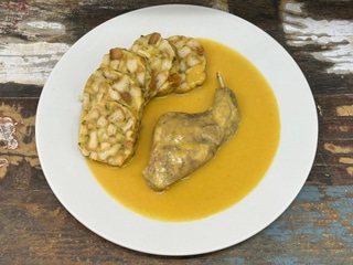 Králičí stehno na smetaně, bylinkovo - žemlové knedlíky