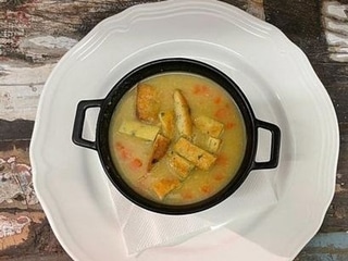 Jarní zeleninová polévka s bylinkovým svítkem