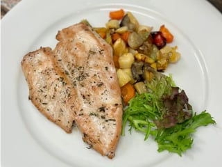 Grilovaný steak z kuřecího prsíčka na pečené zelenině