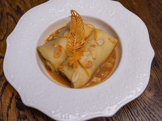 Млинці з яблуками та карамельним соусом