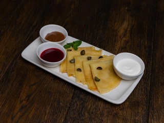 Млинці з карамеллю, сметаною та малиновим кюлі