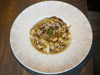 Домашня локшина з рваною яловичиною та білими грибами