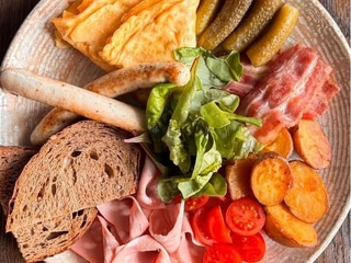 Великий сніданок Мамая з курячими ковбасками