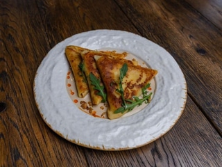 Млинці з телятиною та соусом деміглас