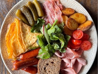 Великий сніданок Мамая з баварськими ковбасками
