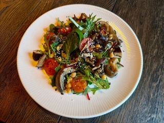 Салат із смаженими грибами, нутом та пікантним соусом