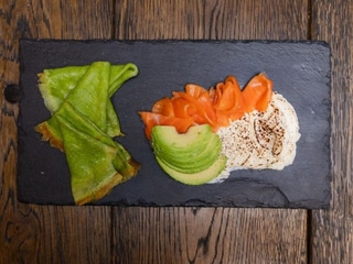 Шпинатні млинці з авокадо та слабосоленим лососем