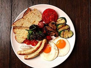 Великий сніданок Мамая з курячими ковбасками