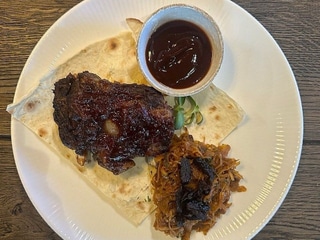 Теляче ребро з бігосом та чорносливом