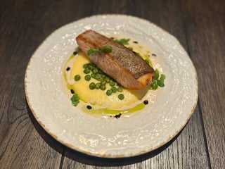 Стейк форелі з полентою та зеленим горошком