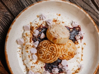 Сирники зі збитою сметаною, ягідним конфі та карамелізованими горіхами