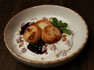 Сирники зі збитою сметаною, ягідним конфі та карамелізованими горіхами