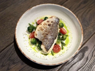 Філе дорадо з брюссельською капустою та стручковою квасолею